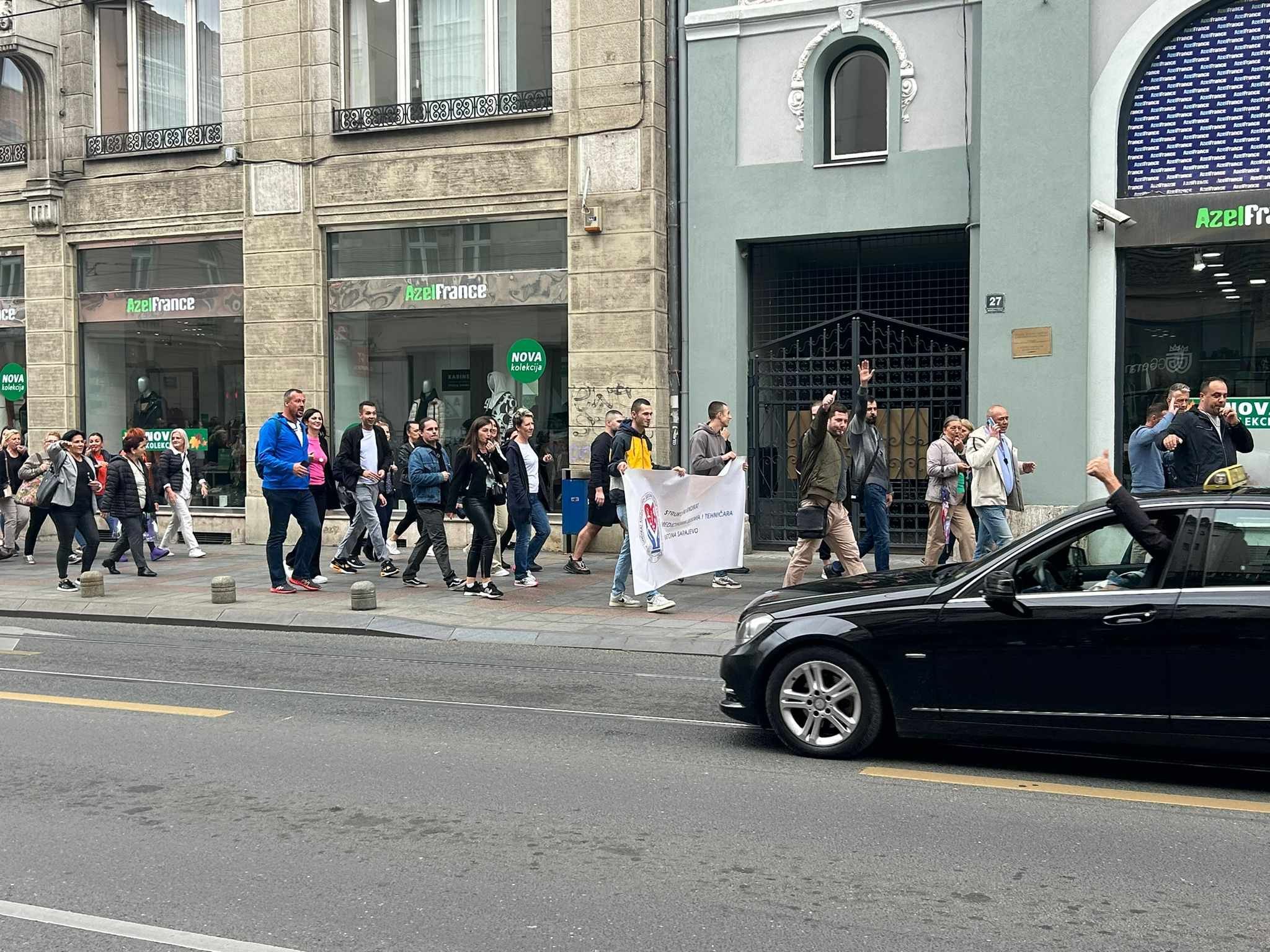 Nezadovoljni zdravstveni radnici izašli na ulice Sarajeva: Ima para kad se ne krade