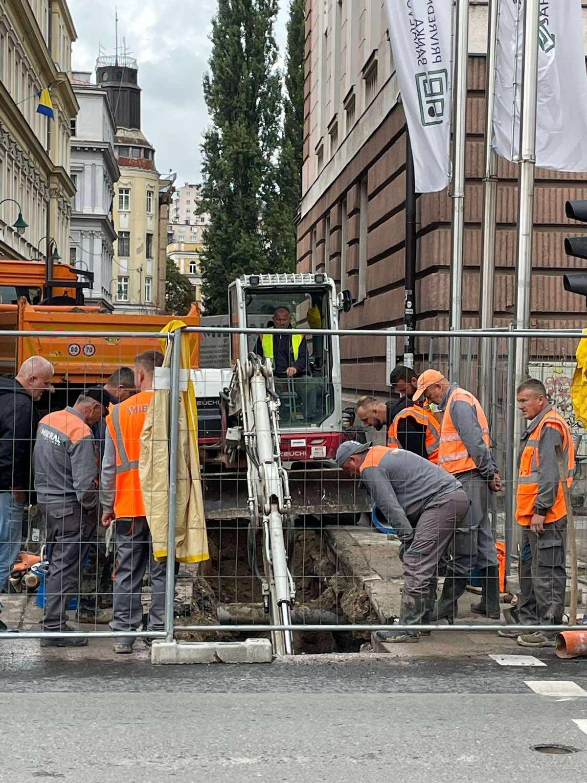 Jedan radi, ostali gledaju: Oslikavanje svakodnevice kroz objektiv našeg snimatelja