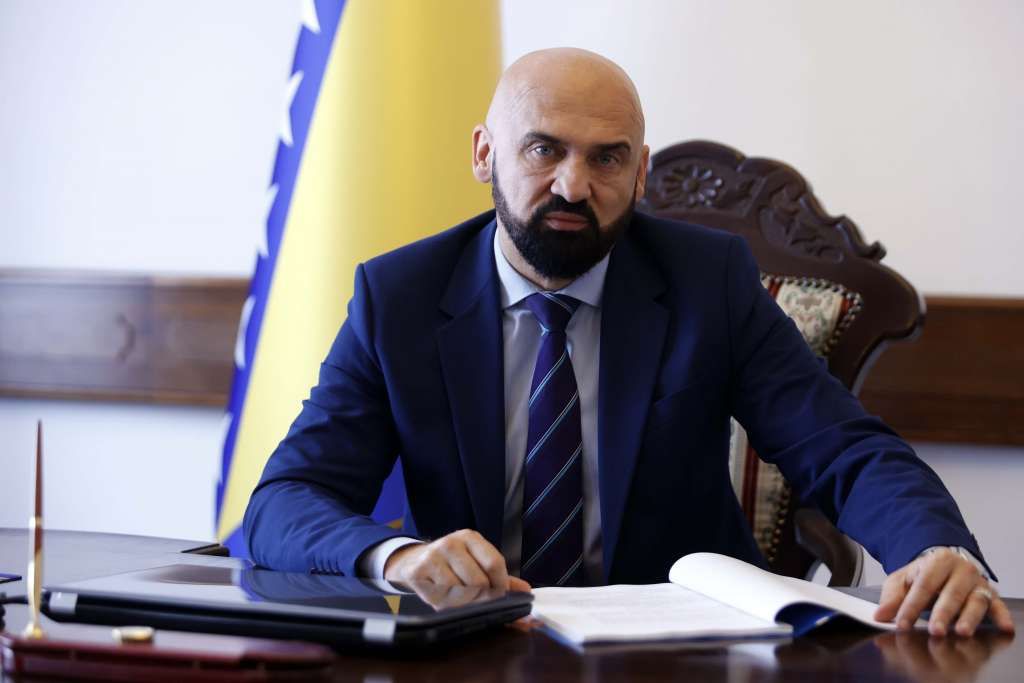 "Za kriminal ćete odgovarati. Dajem punu podršku Federalnoj upravi policije i direktoru", kazao je Isak. 