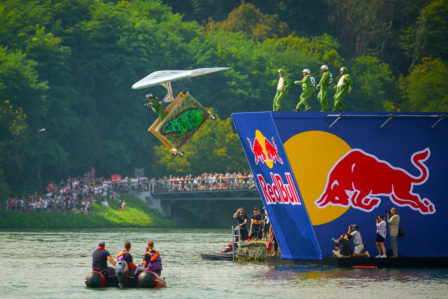 U Mariboru održan Red Bull Flugtag, iznad Drave poletjele ručno izrađene letjelice