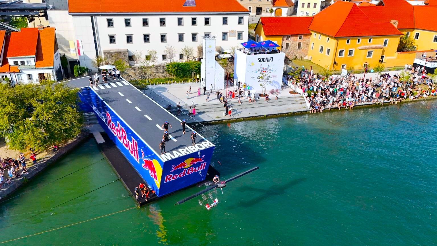 U Mariboru održan Red Bull Flugtag, iznad Drave poletjele ručno izrađene letjelice