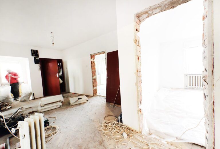 Ovaj iznos obuhvata sve od demontaže, preko ugradnje novih pločica, instalacija sanitarija, do završnih radova