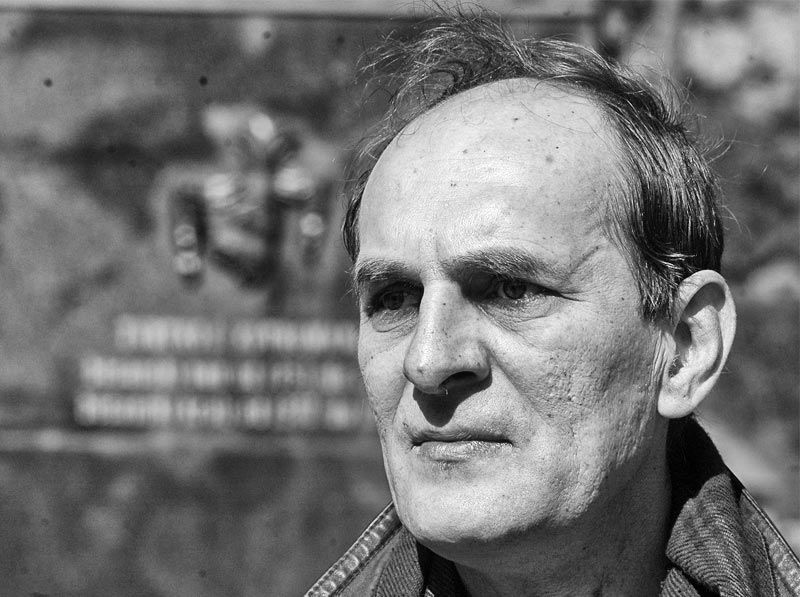 Ljudi se općenito jako plaše samosuočavanja, a naročito suočavanja s prazninom u sebi, pa stoga, umjesto svojim, bave se životima drugih ljudi.