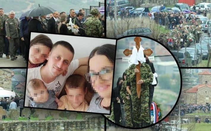 Na sahrani je i majka mališana koja je imala zavoj na čelu. Jedva stoji na nogama, a pridržavao ju je vojnik