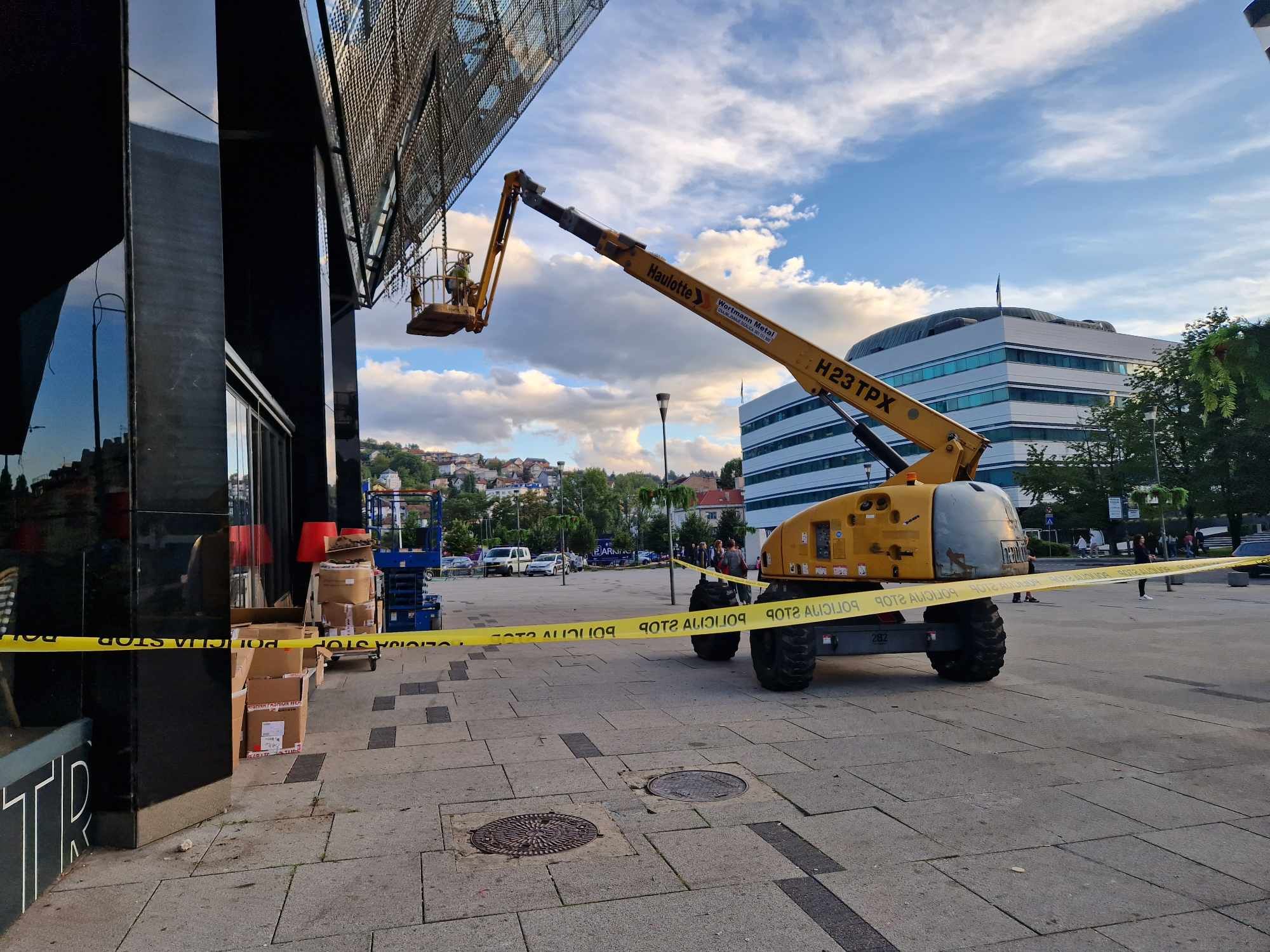 Odmah je naložena evakuacija objekta a zatim se pristupilo kontradiverzionom pregledu.