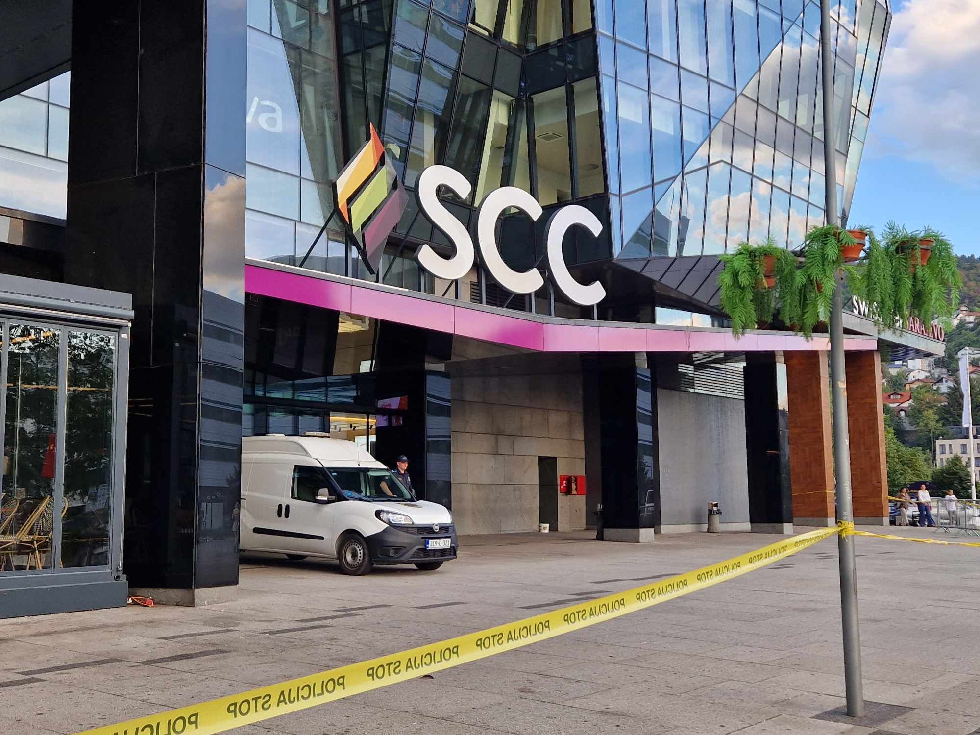 Odmah je naložena evakuacija objekta a zatim se pristupilo kontradiverzionom pregledu.