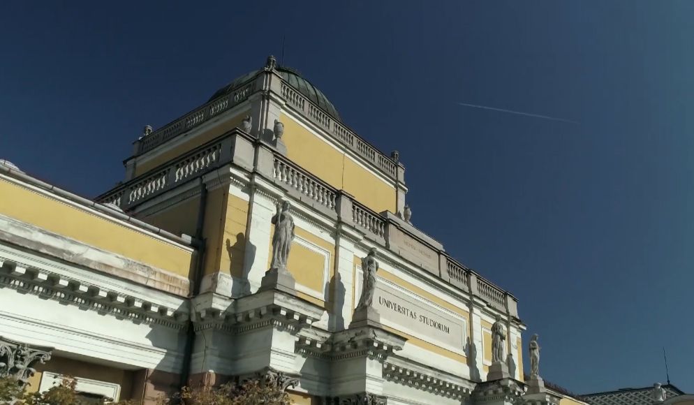 U Bosni i Hercegovini ima 39 univerziteta koji posjeduju dozvolu za izvođenje nastave, a od toga je osam javnih, dok su ostali univerziteti u privatnom vlasništvu