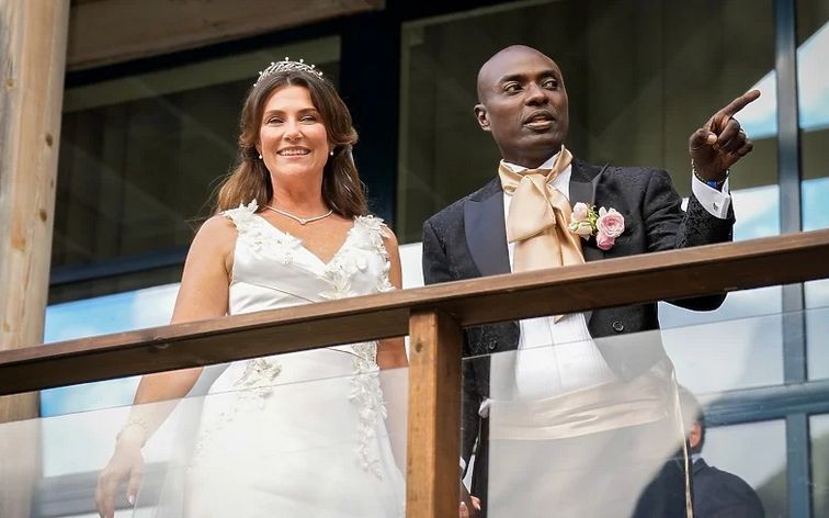 Princeza je nosila vjenčanicu s detaljima cvijeća i tijaru koju joj je poklonio djed, kralj Olav, za njezin 18. rođendan