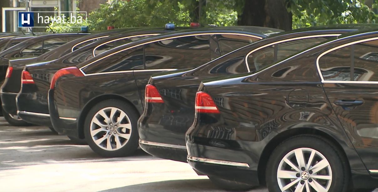 Postoje određene dopune izbornog zakona, koje je nametnuo visoki predstavnik, ali se ne poštuju