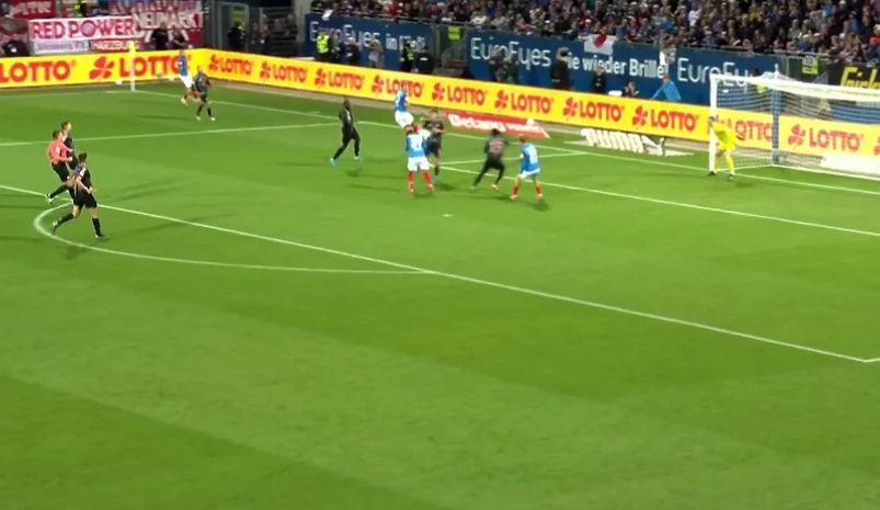 Sa druge strane, Nikola Vasilj je cijeli meč branio za St. Pauli