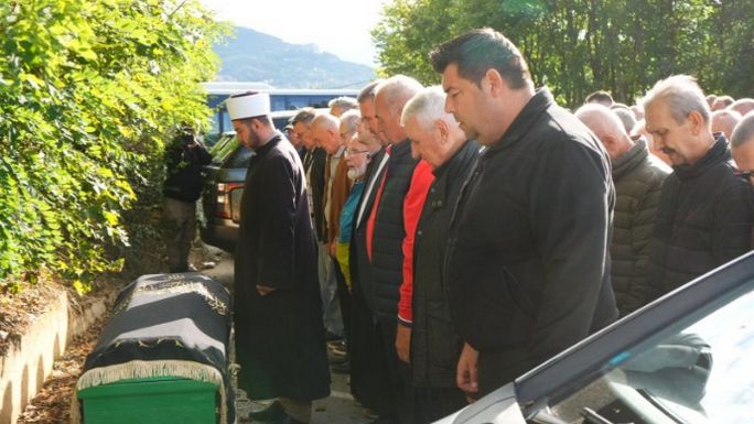 Od njega su se posljednji put oprostili brojni prijatelji, uposlenici, porodica i rodbina