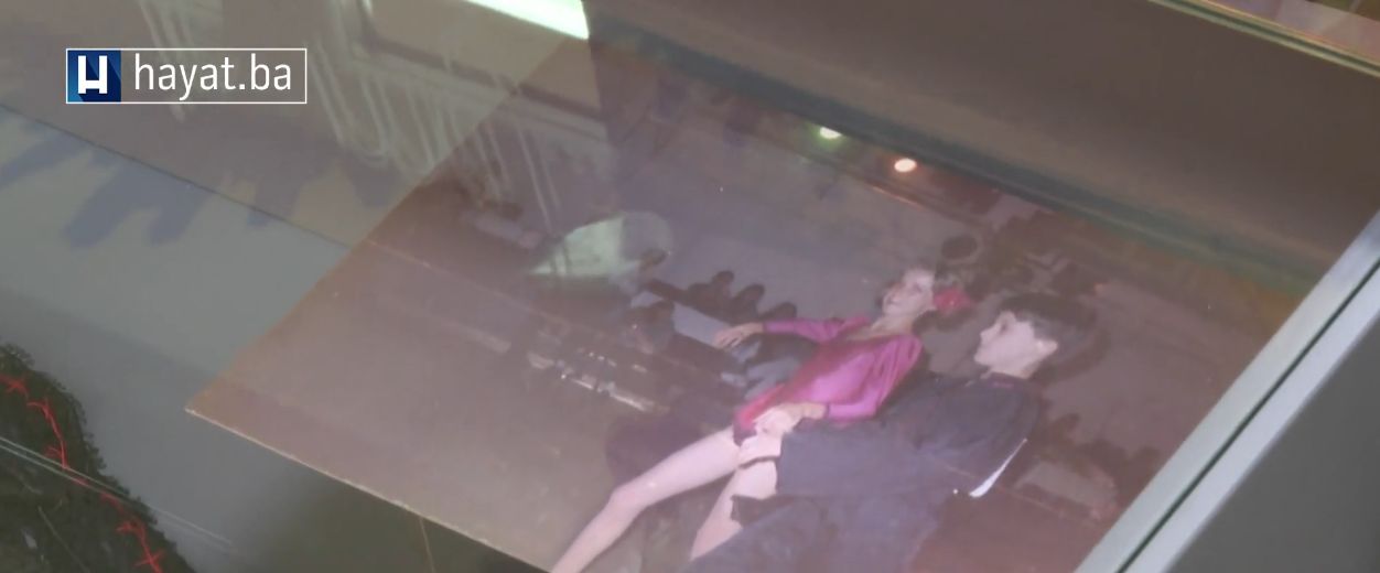 U Spomen-sobi su izloženi brojni radovi, crteži, igračke, muzički instrumenti, garderoba i drugi predmeti koji su pripadali ubijenoj djeci