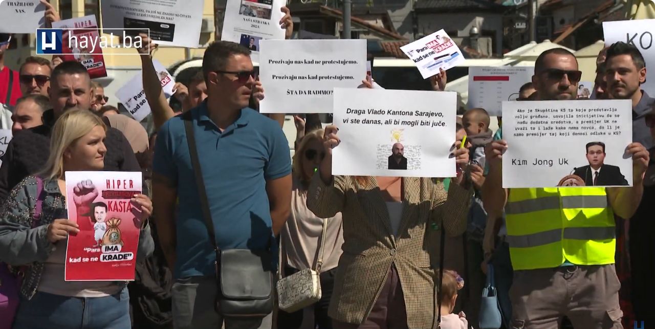 Rijetko će se u Bosni i Hercegovini vidjeti protesti mladih, međutim, veliki broj njih je danas izašao na ulicu