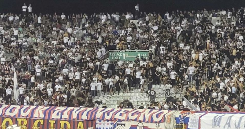 Policijski službenici su provodeći selektivni pregled nakon redara na sjevernom ulazu kod 16 osoba pronašli pirotehniku koja je od njih oduzeta