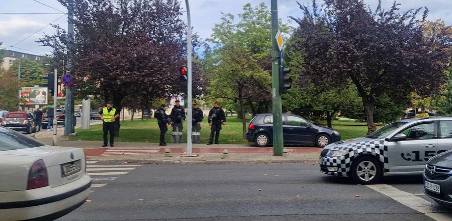 Na ulicama glavnog grada prisutan je veliki broj pripadnika sarajevske policije, kako ne bi došlo do incidenta