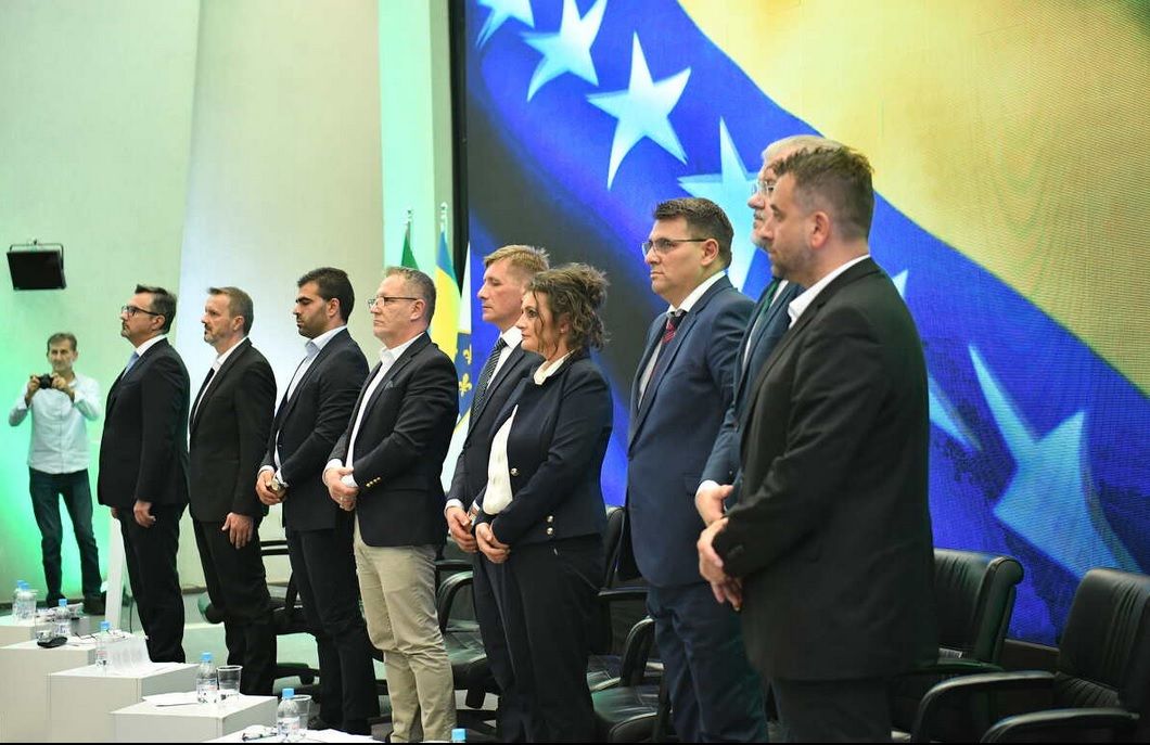 Svoje obraćanje predsjednik KO Faruk Kapidžić je započeo sa priznavanjem nekih grešaka, prije svega kadrovskih, koje je SDA imala u prošlosti