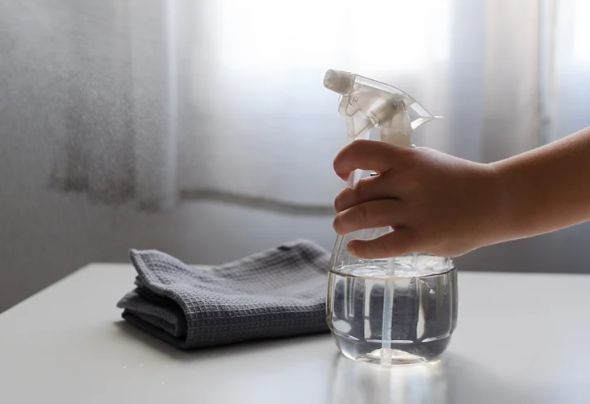 Ako želite očistiti masne fleke, koristite obični deterdžent za pranje suđa ili neko drugo alkalno sredstvo za čišćenje