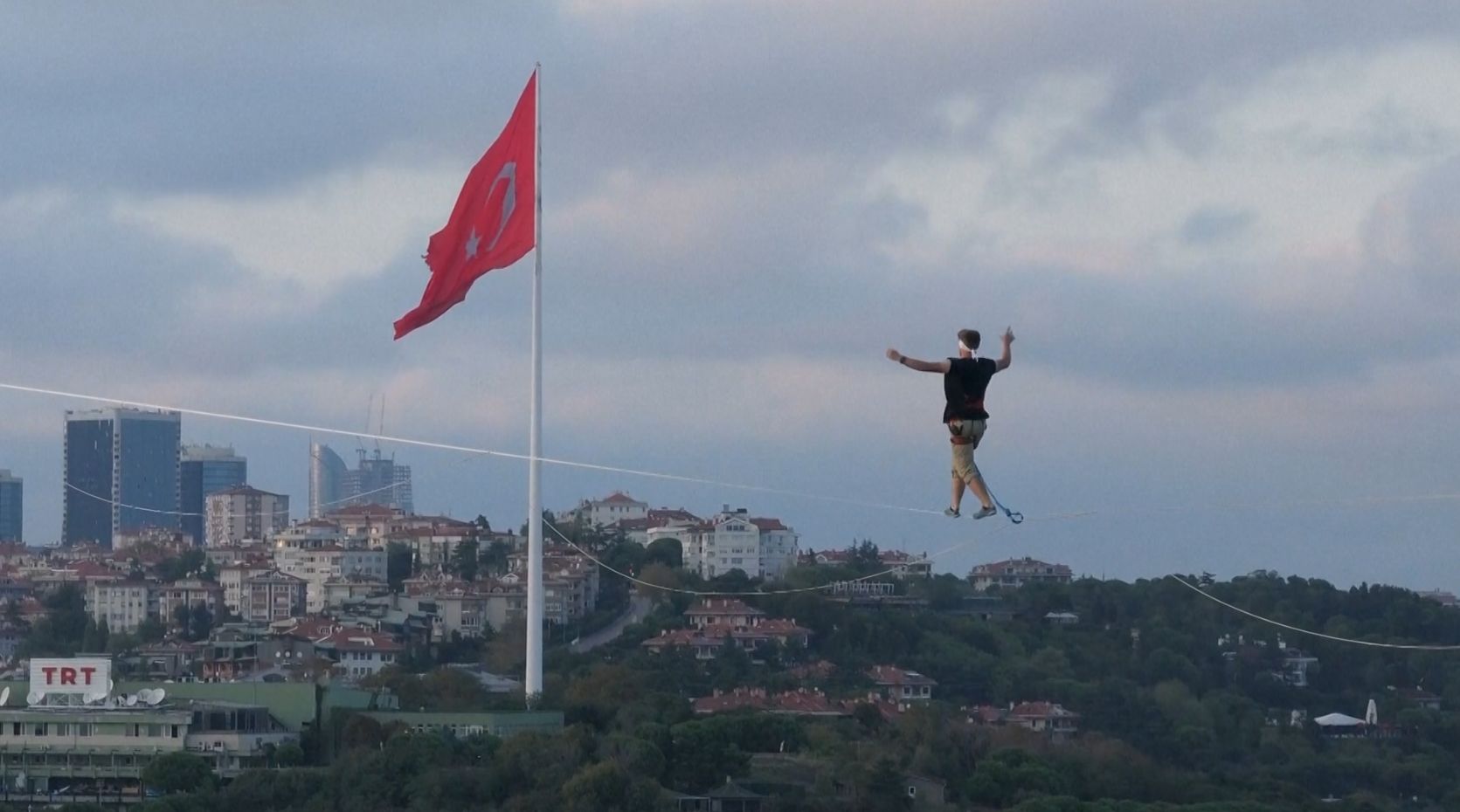 Estonac je jedini slackliner koji je izveo dvostruki salto unazad. Njegova značajna postignuća uključuju izazov “Sparkline” u Kataru i prelazak linije preko estonskog vodopada