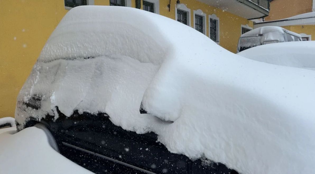 Kao u decembru: Nevjerovatni prizori iz Austrije, pao snijeg do pojasa