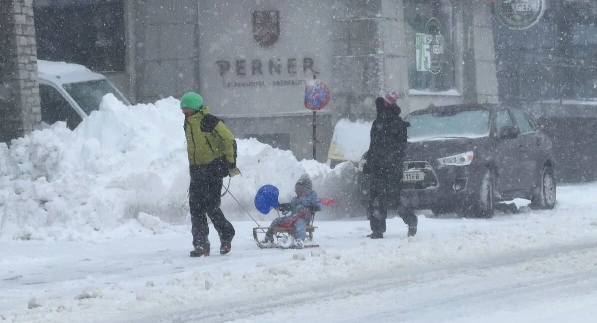 Prema prognozi MeteoSwissa, do večeras se očekuje još pet do 15 cm snijega.