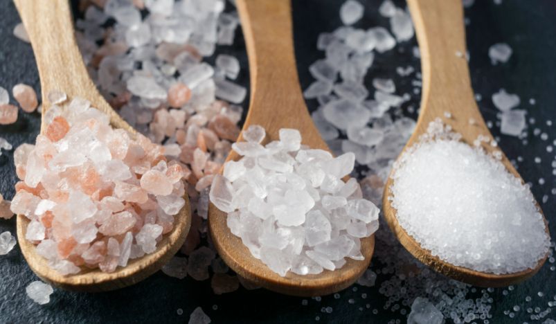 Iako dodavanje soli hrani može biti presudno za naglašavanje okusa u jelu, previše soli otežat će vašim okusnim pupoljcima da pokupe druge okuse