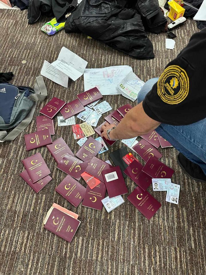 Ovom prilikom pronađeno je ukupno 50 migranata koji su nezakonito koristili navedene objekte, nakon čega su u skladu sa procedurama prebačeni u Privremeno prihvatne centre.