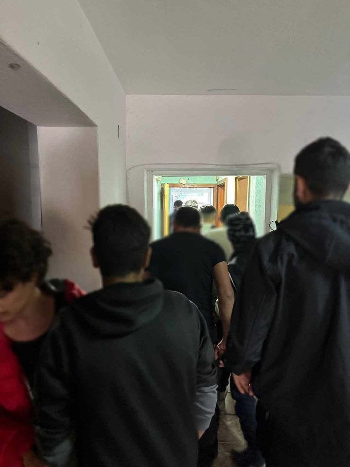 Ovom prilikom pronađeno je ukupno 50 migranata koji su nezakonito koristili navedene objekte, nakon čega su u skladu sa procedurama prebačeni u Privremeno prihvatne centre.