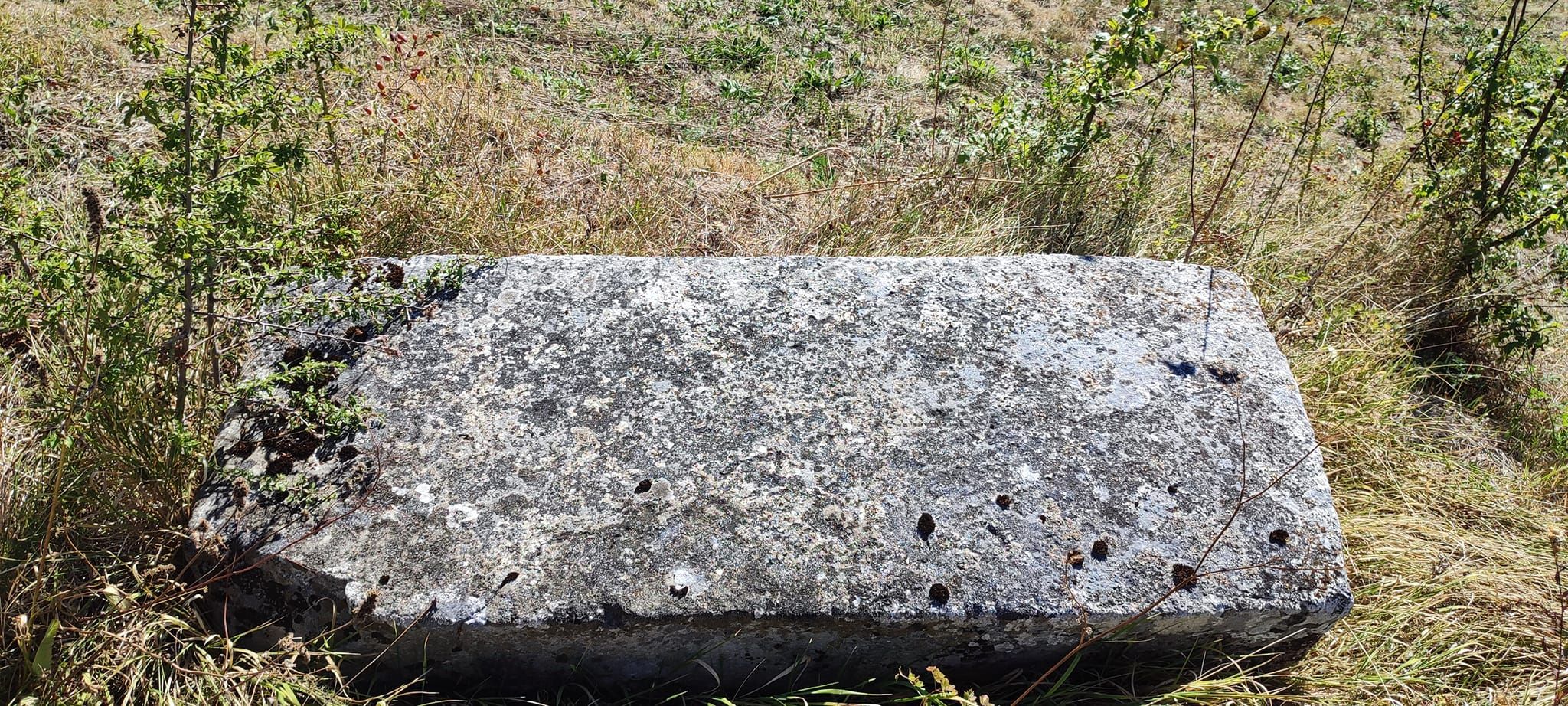 Druga nekropola u neposrednoj blizini sastoji se od 13 stećaka i to sljemenjaka, sandučara sa postoljem i ploča na istoj nadmorskoj visini od 1100 m