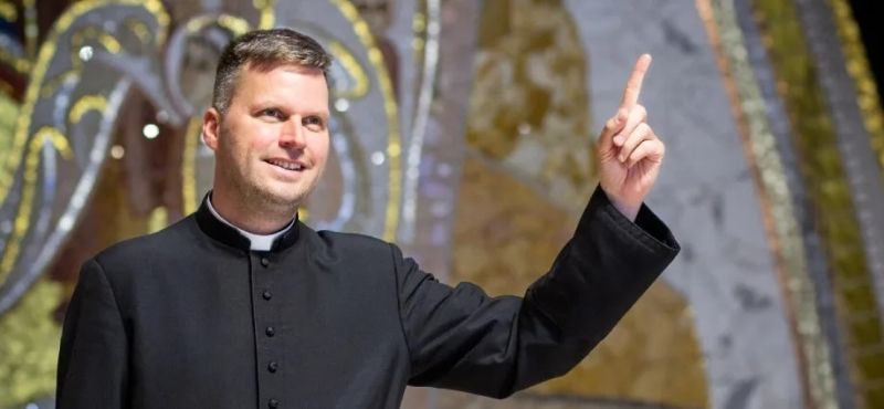 Svećenik zvijezda NER-a", kako se naziva krug poslovnih ljudi i političara bliskih vlasti, postao je stjegonoša političkog kršćanstva