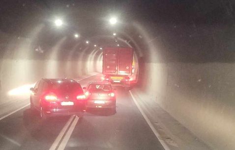 U nesreći su učestvovala dva vozila, jedno teretno motorno vozilo i jedno putničko motorno vozilo