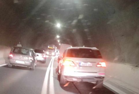Teška saobraćajna nesreća u tunelu kod Zenice: Poginula jedna osoba