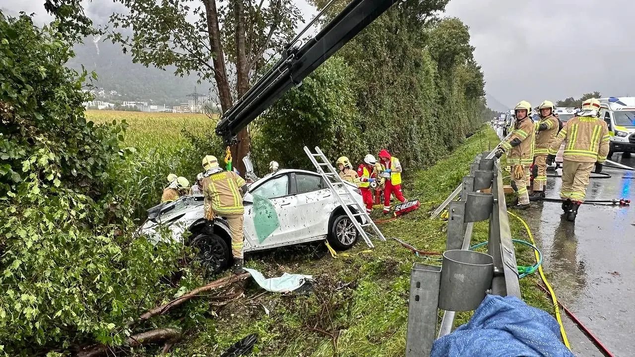 Automobil je proklizao, katapultirao se preko zaštitne ograde i zaustavio se, teško oštećen, između stabala u zoni nasipa, saopćila je policija