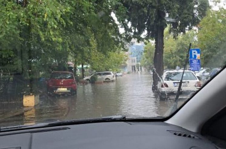 Glavna ulica u Trebinju bila je potopljena, zbog čega je bilo onemogućeno, odnosno otežano kretanje i u ostalim dijelovima grada