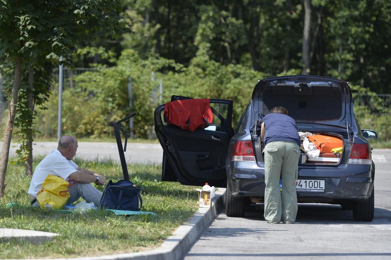 Donose gosti ovog ljeta itekako razne namirnice sa sobom na odmor. Bude hrane, ali gotovo obavezno pivo, flaširana voda, gazirana pića, jogurti...