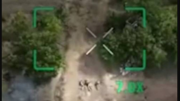 Ukrajinski dron ih je snimio kako leže licem prema dole, nepomični