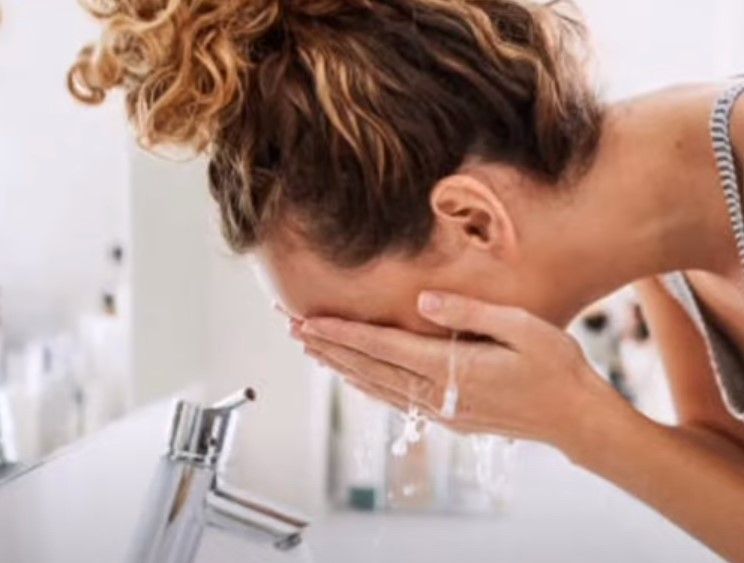 Onima kojima je previše da se umivaju toliko hladnom vodom, stručnjaci za ljepotu i njegu kože, savjetuju odličnu zamjenu.