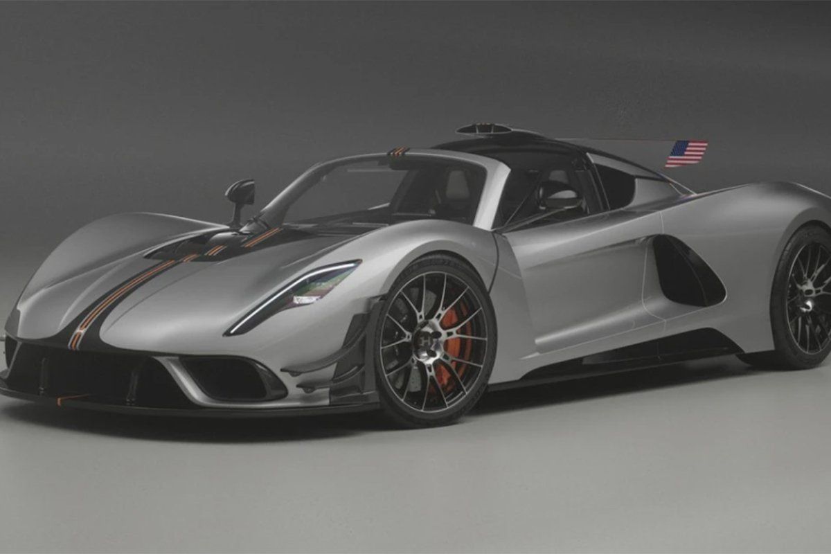 F5-M se ne razlikuje samo po menjaču i tri papučice, nego i po leđnom peraju dugom 1.400 mm, koje se širi od zadnjih sjedišta