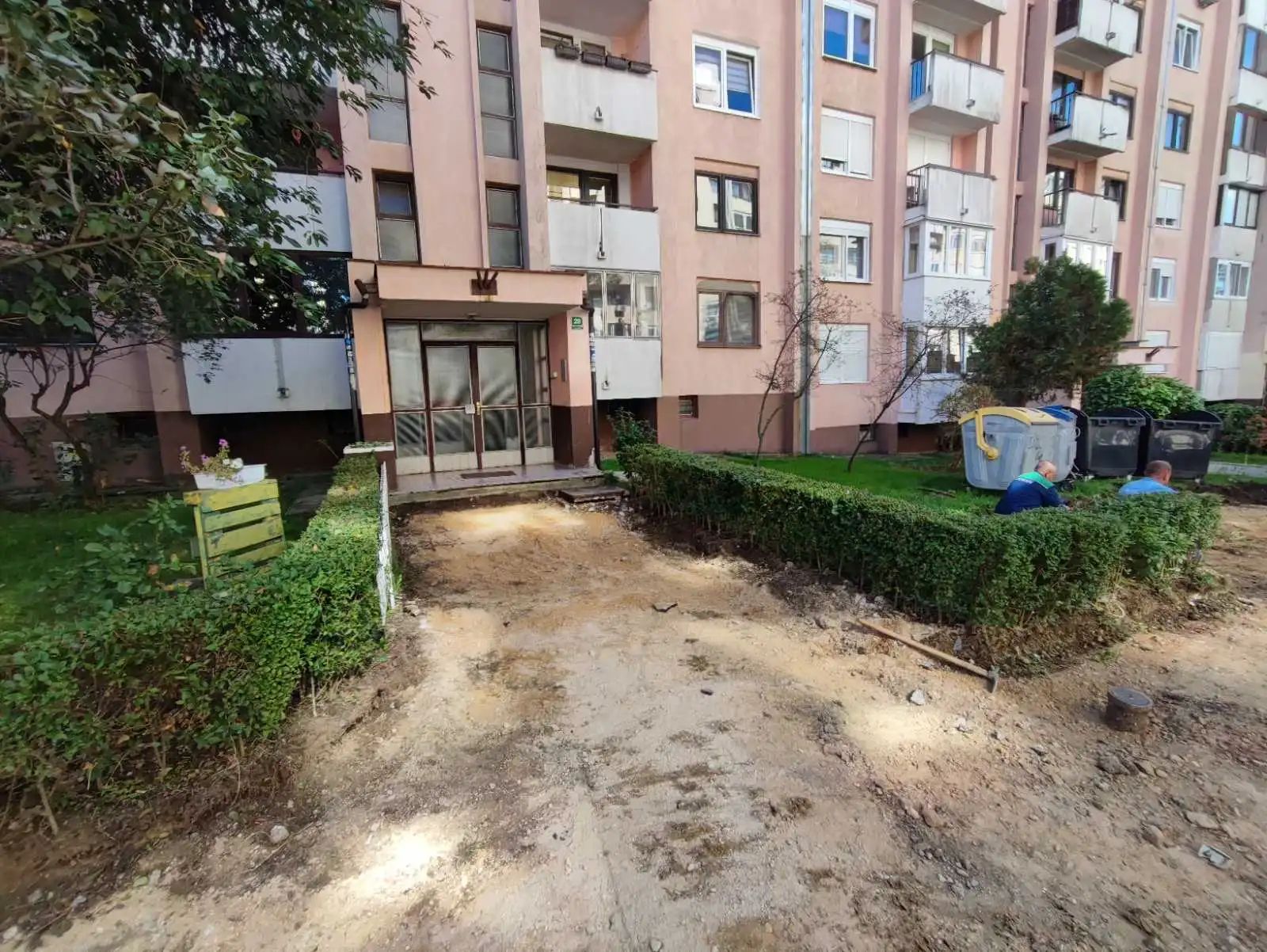 U Olimpijskoj ulici je planirana izgradnja izdignute plohe, na centralnom djelu, gdje je najveća frekvencija ljudi sa jedne na drugu stranu naselja.