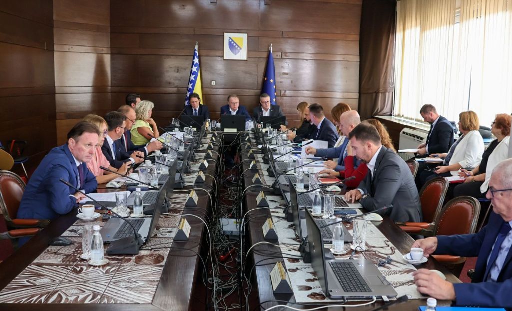 Dodaju da se novac građana i poreznih obveznika nemilice i nenamjenski troši na sve strane