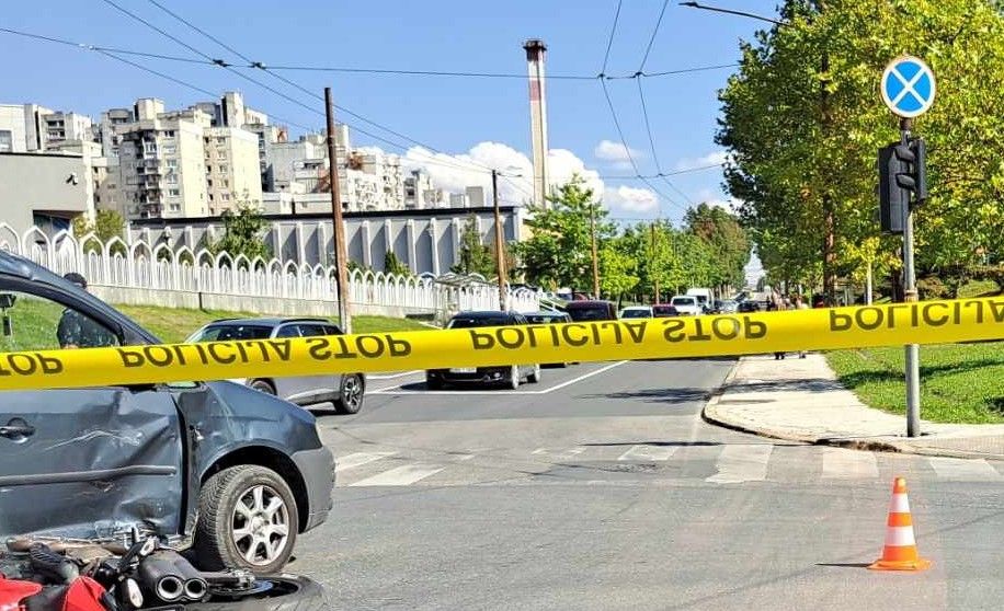 Zbog nesreće saobraćaj se odvija usporeno uz kontrolu policijskih pripadnika MUP KS