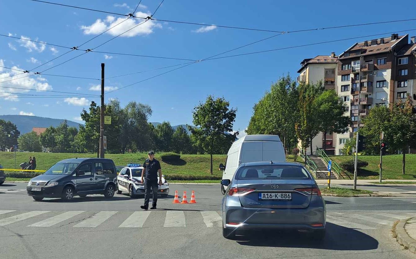 Zbog nesreće saobraćaj se odvija usporeno uz kontrolu policijskih pripadnika MUP KS