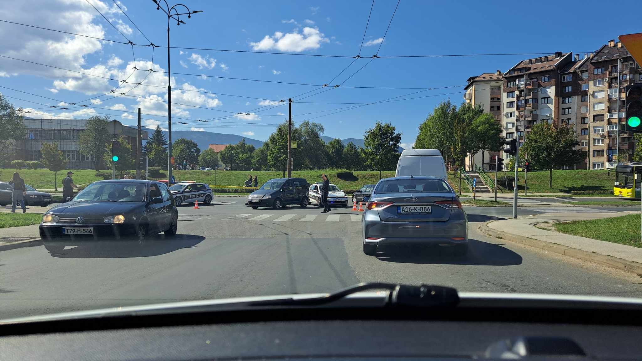 Zbog nesreće saobraćaj se odvija usporeno uz kontrolu policijskih pripadnika MUP KS