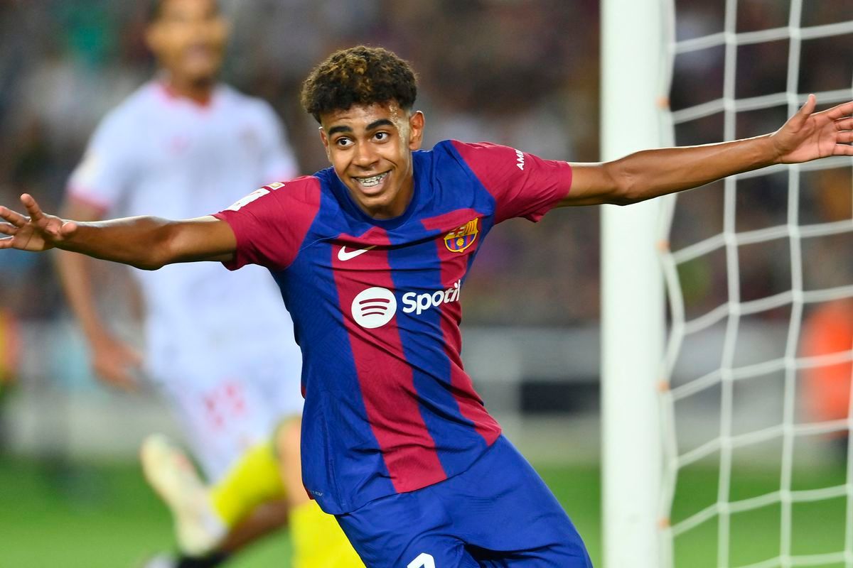 Yamal, koji će sljedećeg mjeseca napuniti 18 godina, već je istaknuti član Barcelone i španske reprezentacije.
