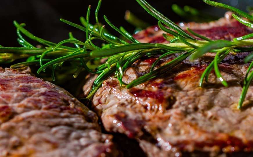 Kivi sadrži proteolitičke enzime koji potpomažu razgradnju vezivnog tkiva u mesu