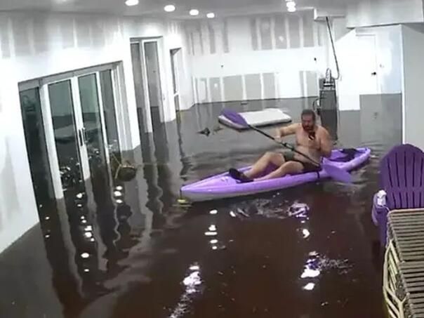 Naime, objavio je video u kojem vesla kroz svoj dnevni boravak u kajaku, a pored njega plutaju namještaj i biljke