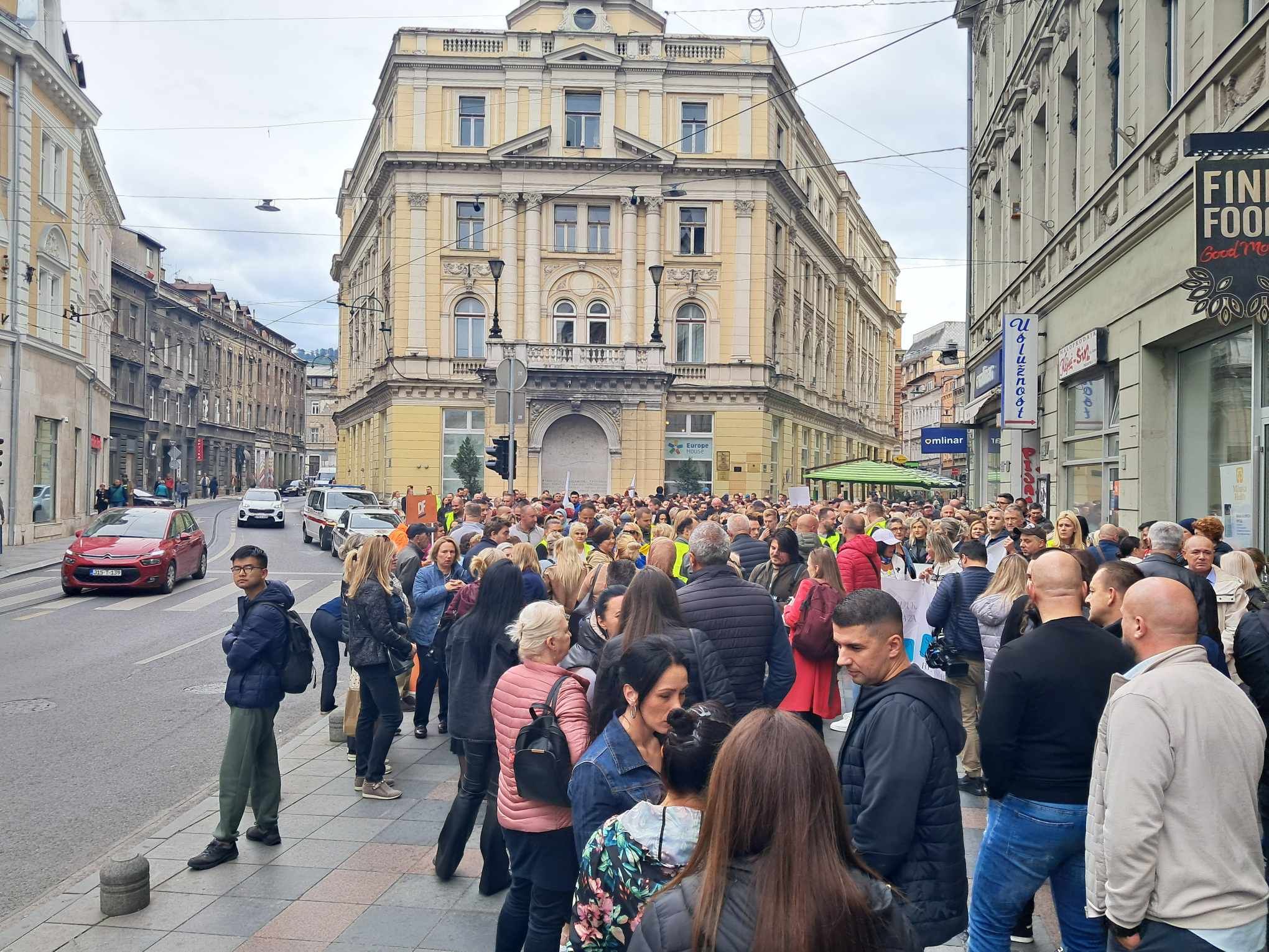 Nezadovoljni zdravstveni radnici izašli na ulice Sarajeva: Ima para kad se ne krade