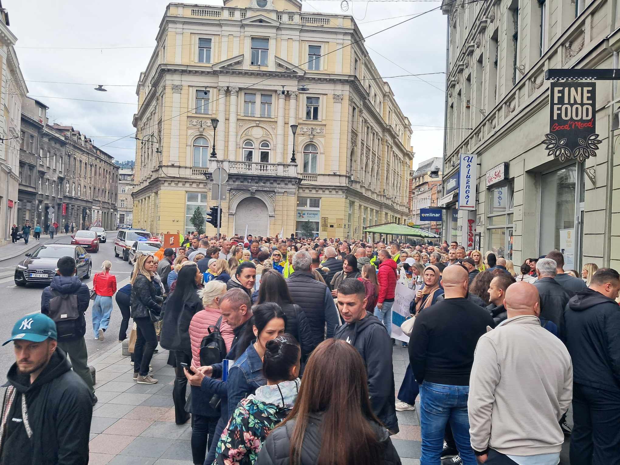 Nezadovoljni zdravstveni radnici izašli na ulice Sarajeva: Ima para kad se ne krade