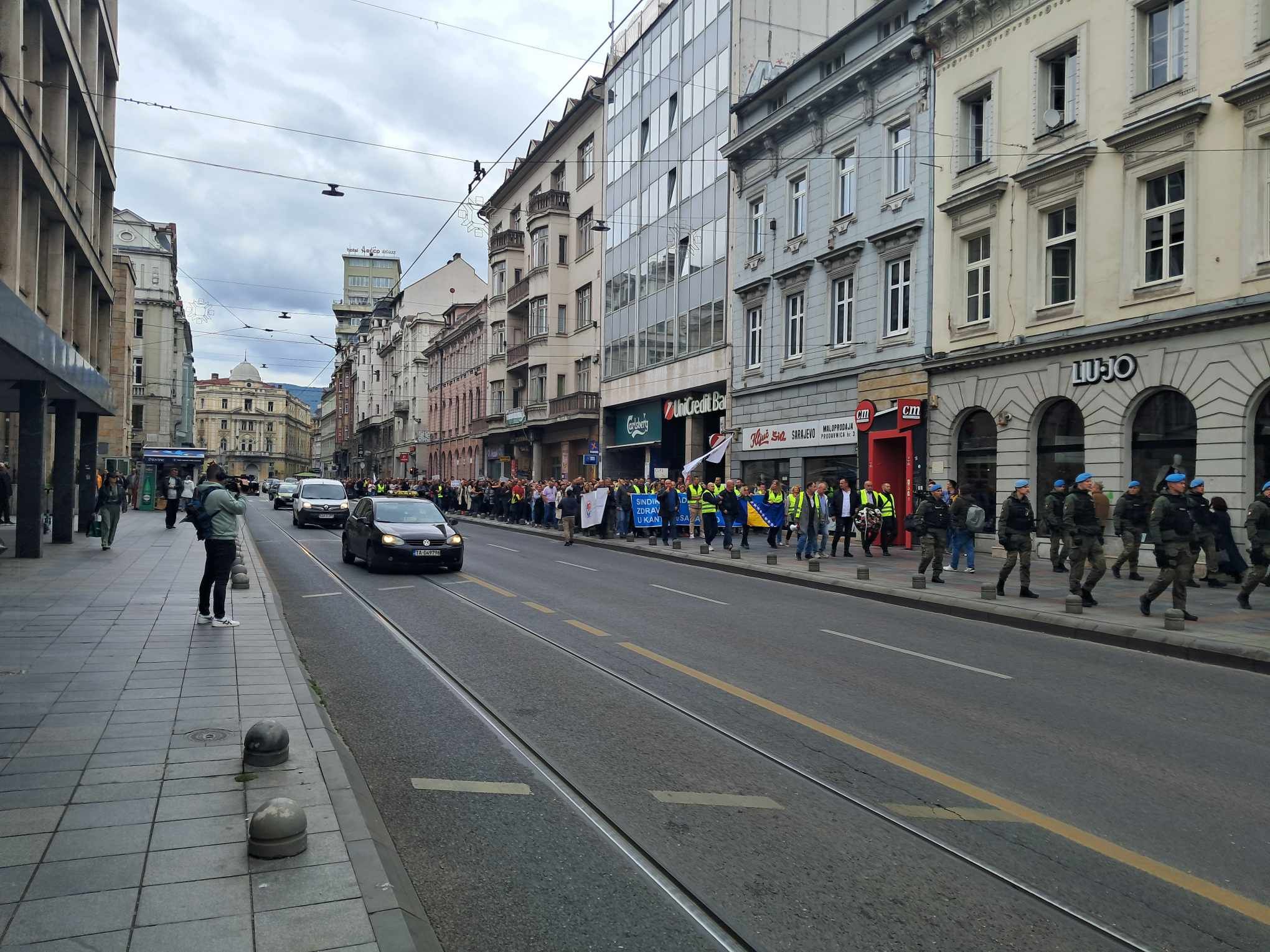 Nezadovoljni zdravstveni radnici izašli na ulice Sarajeva: Ima para kad se ne krade