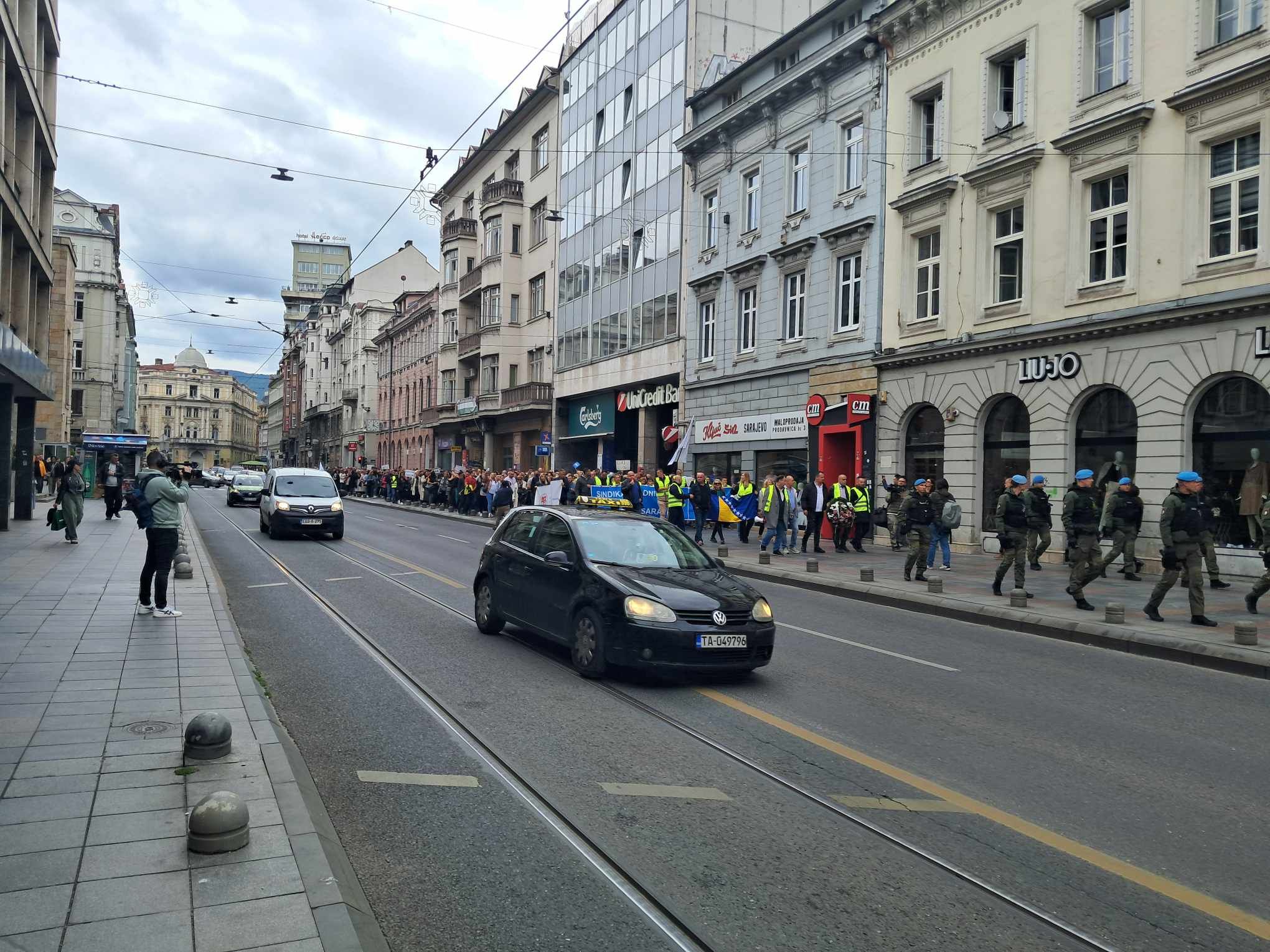 Nezadovoljni zdravstveni radnici izašli na ulice Sarajeva: Ima para kad se ne krade