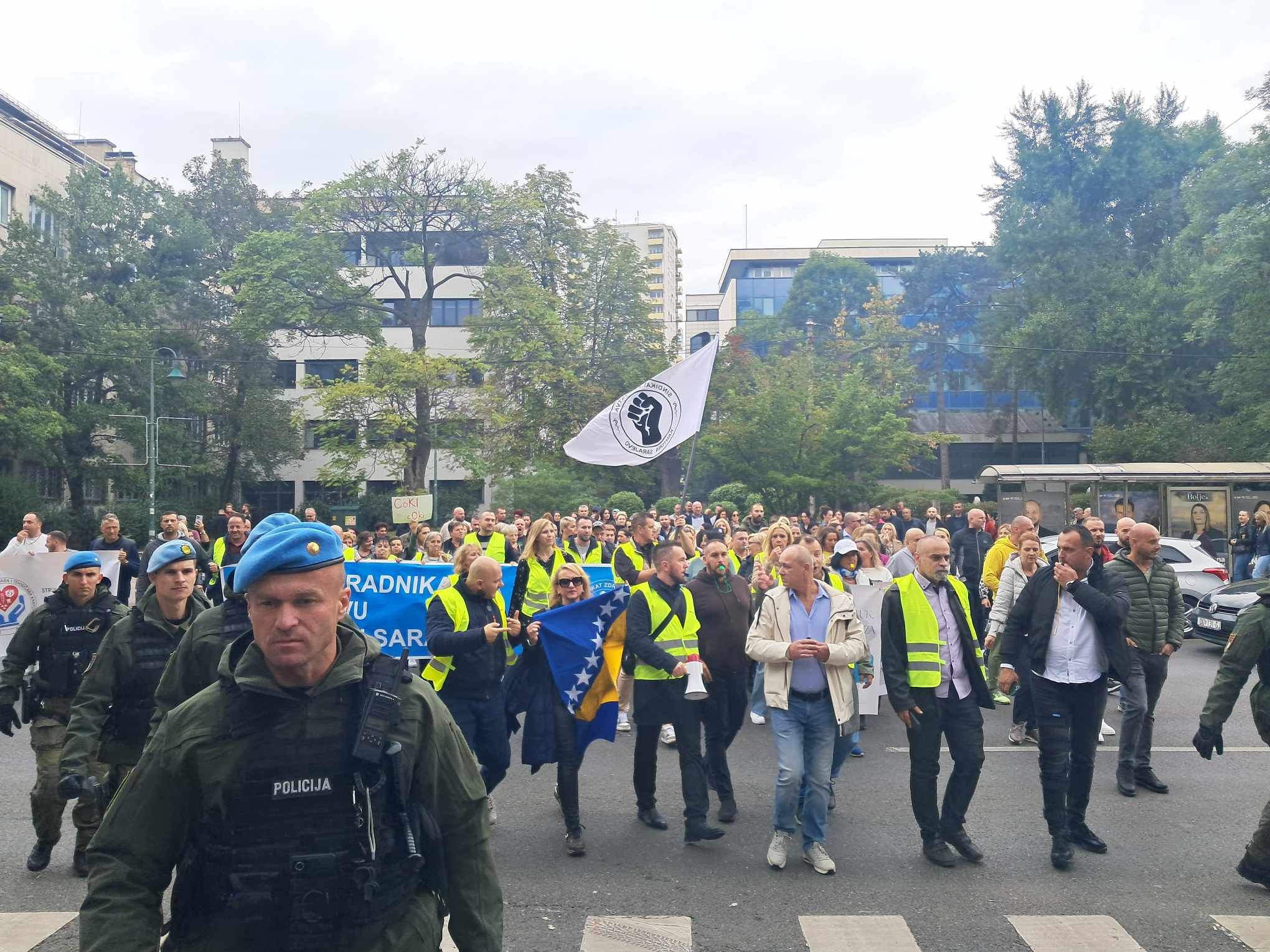 Hočko je naglasio da radnici u zdravstvu nisu zadovoljni neto satnicom koja im je ponuđena od Vlade KS i iznosi 3,25 sa ranijih 3.07.